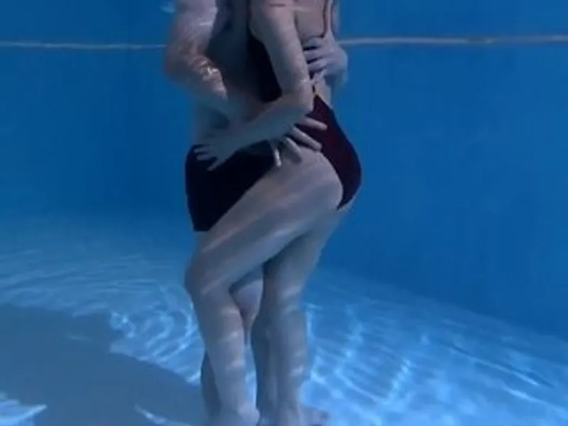 Người chồng lạnh nhạt, người vợ cắm sừng với hlv dạy bơi