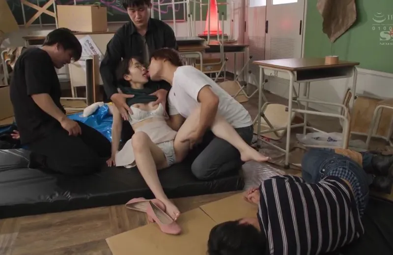 Giúp đỡ cậu người yêu bị bắt nạt, học sinh nữ dính vào đám côn đồ biến thái