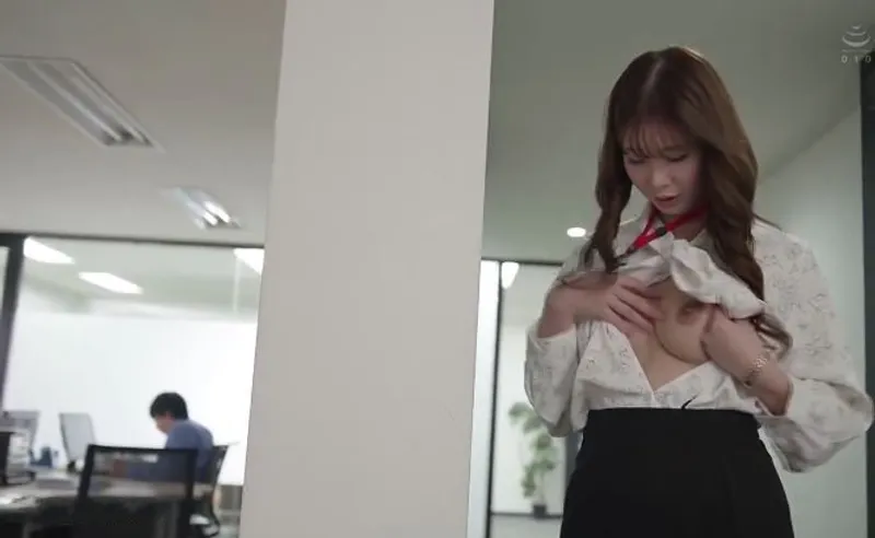 Bí ẩn đằng sau cô nhân viên mặt lạnh nghiêm nghị hóa ra là "nữ hoàng dâm đãng" đích thực